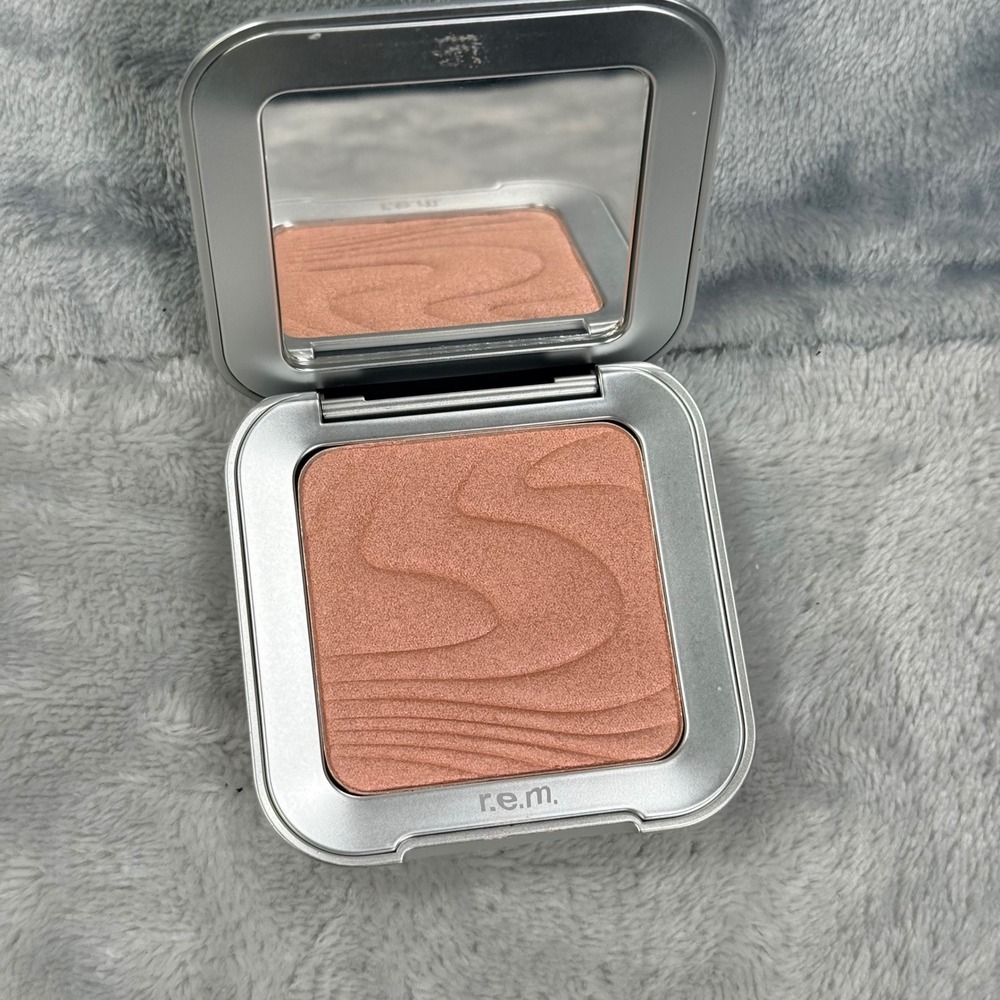 r.e.m. beauty Interstellar Highlighter Topper Miss Uranus Peach Shimmer 8g